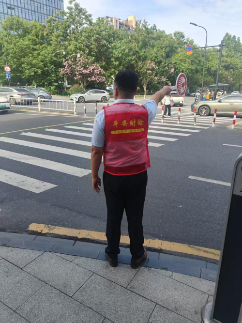 平安产险富阳机构联合交警大队启动半年礼让值守 守护市民”脚下安全”